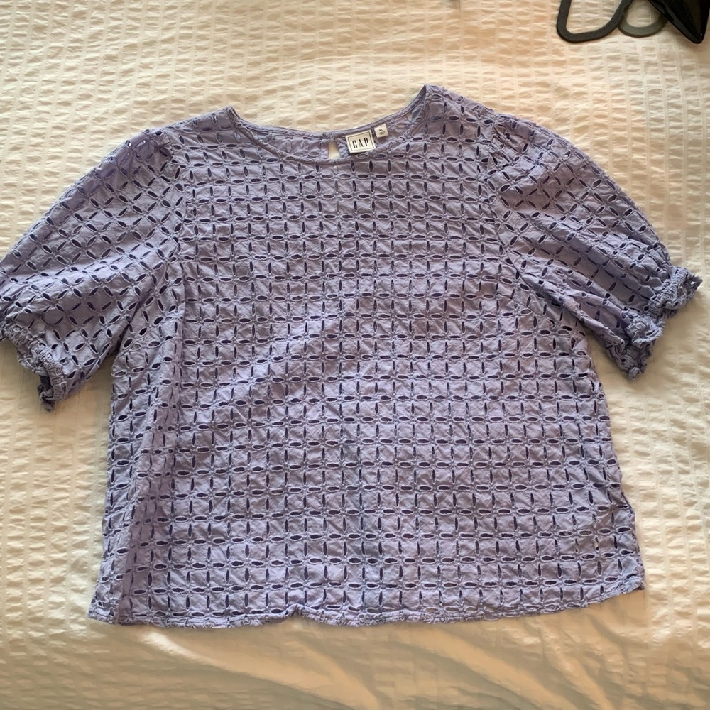 GAP eyelet top